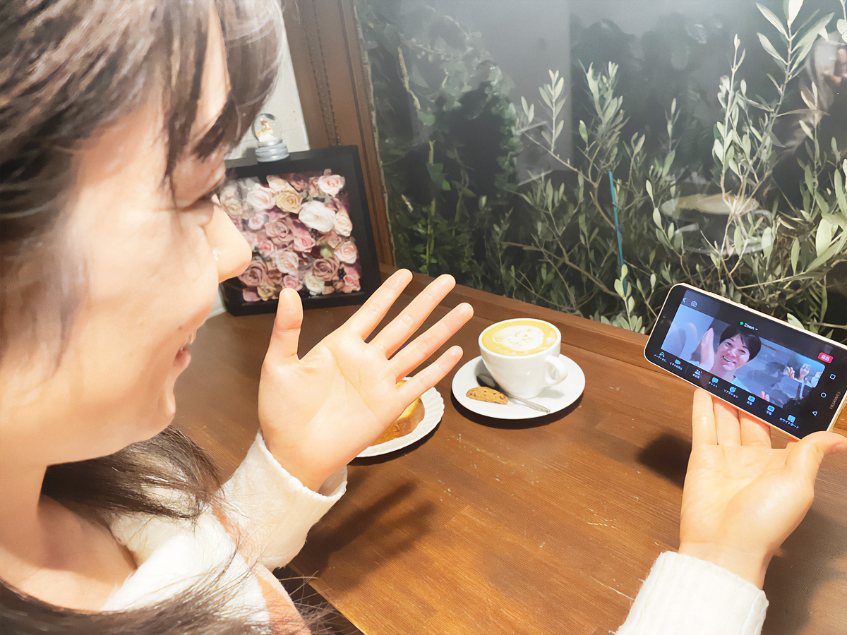 スマートフォンでズーム相談をしている様子