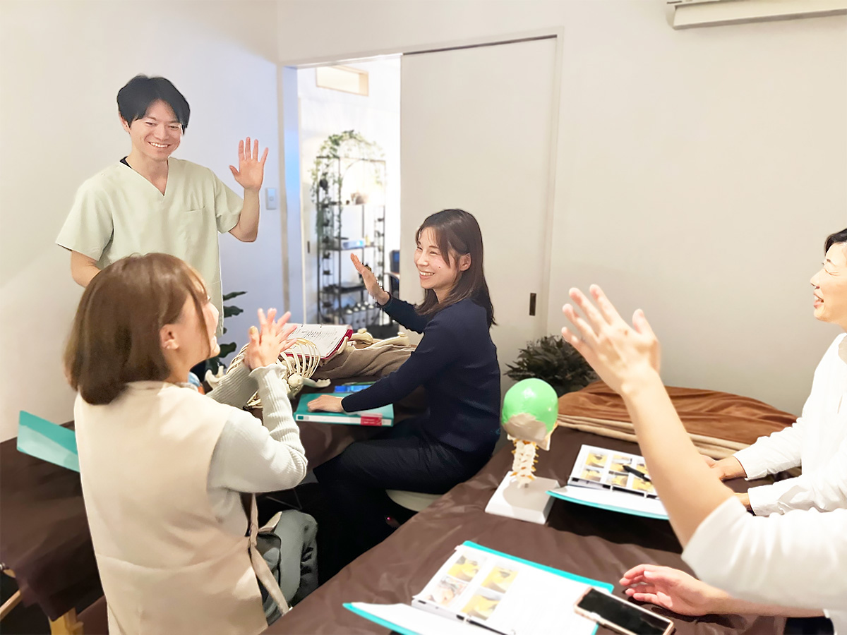 講座で笑顔の受講生と講師